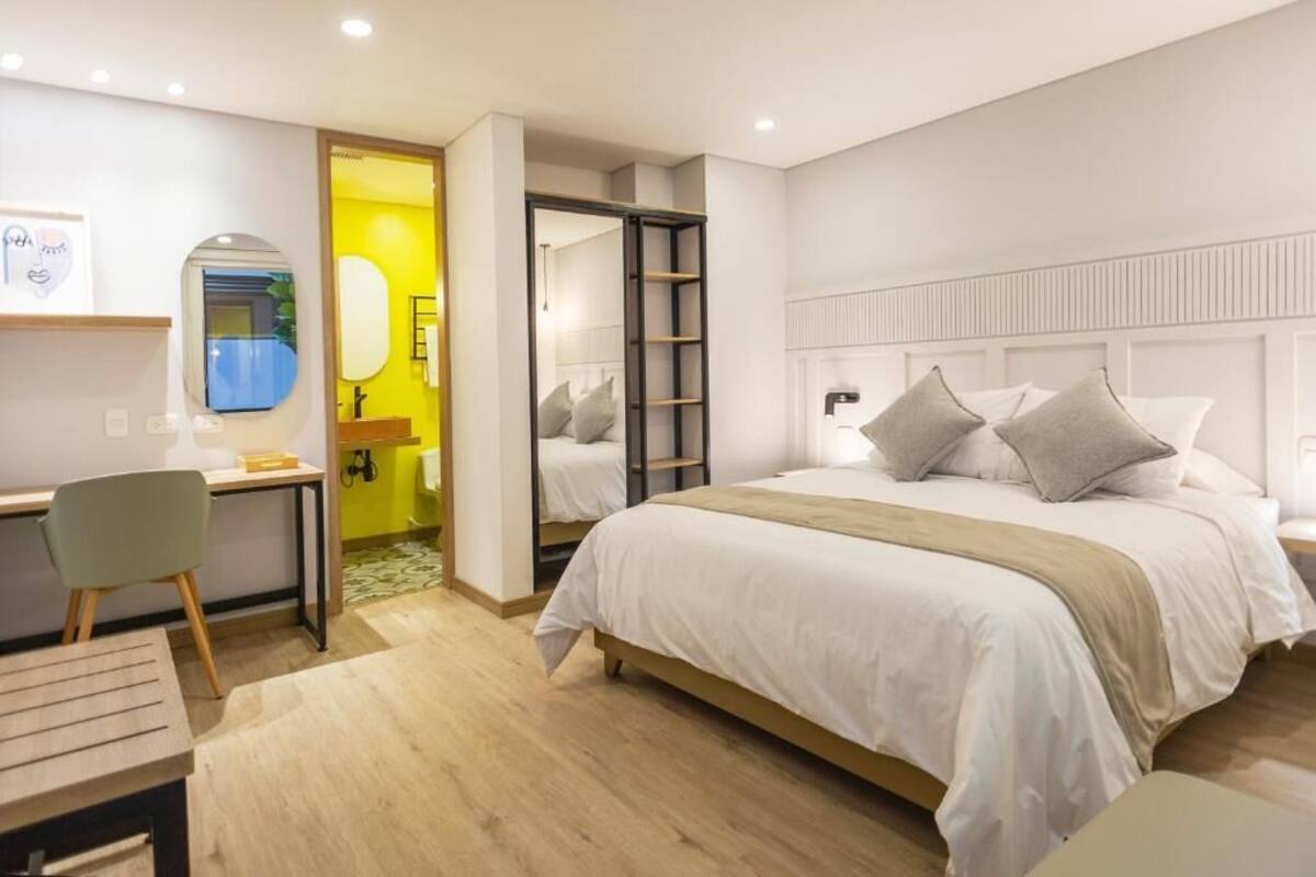 Caja de seguridad en la habitación, muebles diferentes y wifi gratis