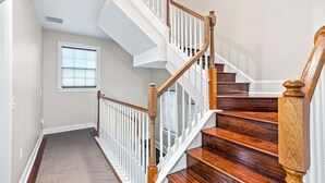 A staircase with wooden steps and white railings. - Inviting 5BR Villa in Reunion Resort (Kissimmee)