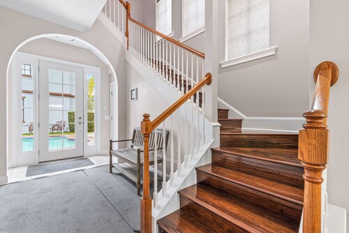 Inviting 5BR Villa in Reunion Resort