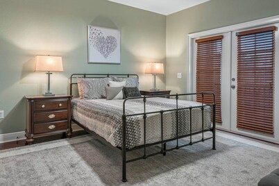 Inviting 5BR Villa in Reunion Resort