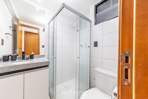 Basic Apartment | Bathroom