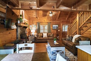 Älytelevisio, takka, kirjoja