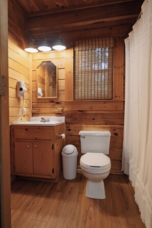 Hiustenkuivaaja, pyyhkeet, saippua, sampoo