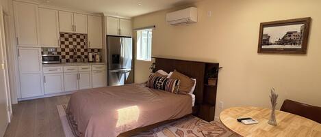 1 chambre, fer et planche à repasser, lit de bébé portatif