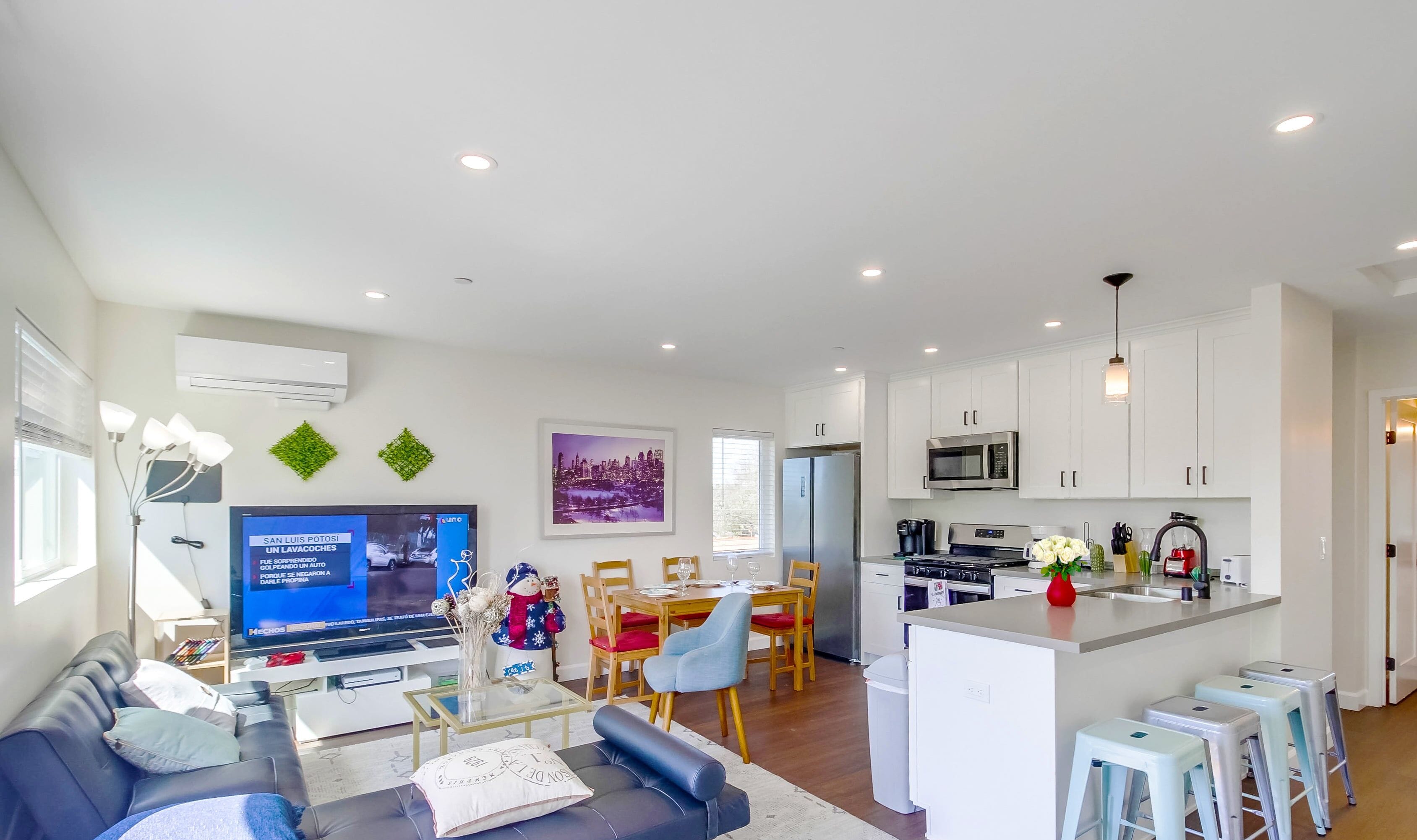 Een smart-tv, boeken en een muziekbibliotheek