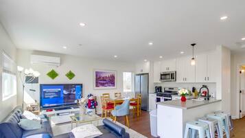 Een smart-tv, boeken en een muziekbibliotheek