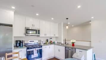 Geladeira, micro-ondas, fogão, cooktop