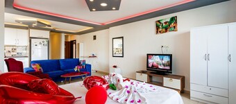 Kalkanda Deniz Manzaralı Havuzlu Balayı Süiti