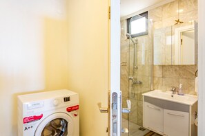 Sèche-cheveux, serviettes fournies, papier toilette