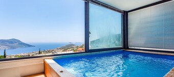 Kalkanda Deniz Manzaralı Havuzlu Balayı Süiti