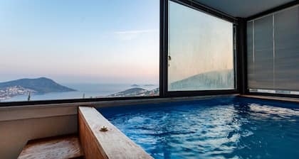 Kalkanda Deniz Manzaralı Havuzlu Balayı Süiti
