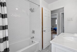 Towels, soap, toilet paper - Sunny Home near Borgata & Marina (Atlantic City)