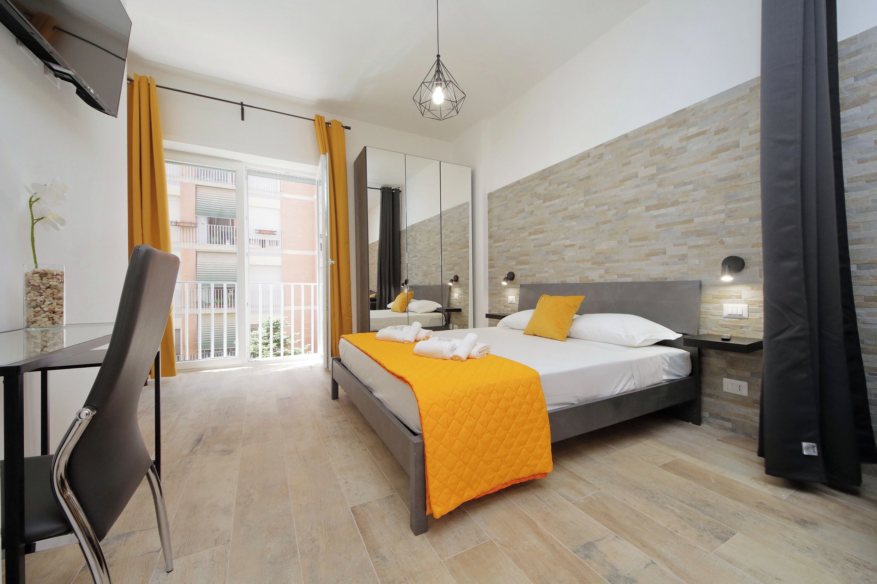 2 chambres, bureau, fer et planche à repasser, lit parapluie