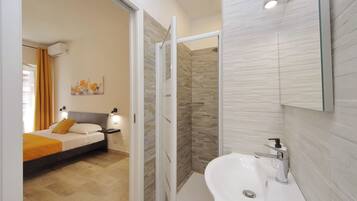 Doccia, asciugacapelli, bidet, asciugamani