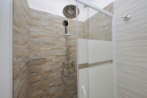 Shower, hair dryer, bidet, towels - Michele Lux Lodge 6 Persons - 3 stops from the VATICAN - 4 stops from the COLOSSEUM (Roma)