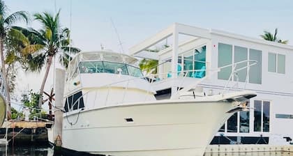 Floating Island Escape: Spacious 65' Hatteras Boat, Full Amenities & Sun Deck
