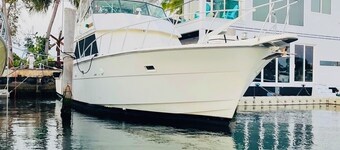 Sentient Waters: 63' Boat With Full Amenities & Sun Deck