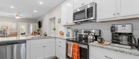 Four Ă micro-ondes, un four, surface de cuisson, lave-vaisselle