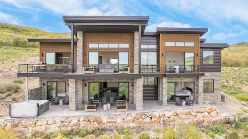 Mountain Lover by Avantstay Luxe Escape w/ Views Hot Tub, Gym, Movie Theater