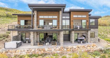 Mountain Lover by Avantstay Luxe Escape w/ Views Hot Tub, Gym, Movie Theater