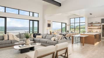 House (6 Bedrooms) | Interior