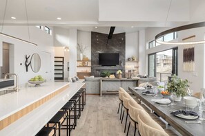 House (6 Bedrooms) | Interior