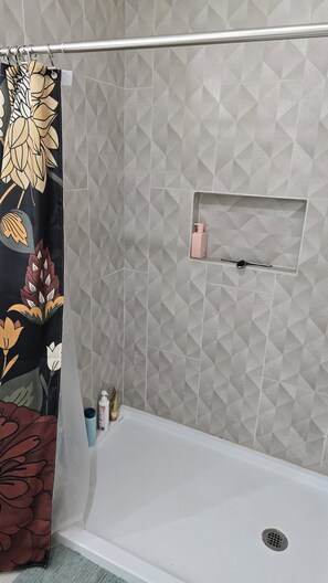 Douche, sèche-cheveux, serviettes fournies, savon