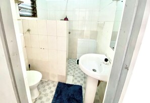 Regadera, toallas, jabón, papel de baño 