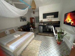 Tabla de planchar con plancha, wifi y ropa de cama 