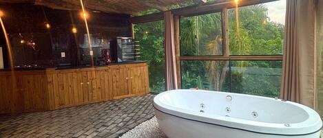 Apartment | Outdoor spa tub