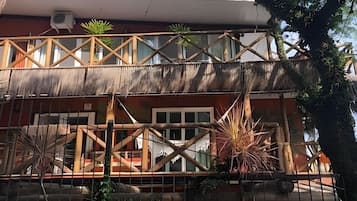 Quarto casal básico, vista para o jardim | Detalhe da fachada