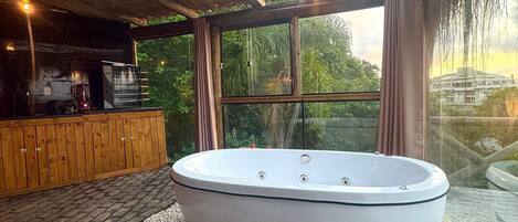 Apartment | Indoor spa tub