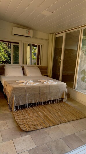 Deluxe Suite, Garden View | In-room dining