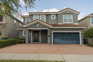 Vista frontal de la propiedad