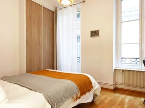2 bedrooms, iron/ironing board, free WiFi, bed sheets - Calm apt /60m2/near Notre-Dame and Seine/2bdrs (Paris)