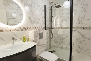 Douche, sèche-cheveux, serviettes fournies, savon