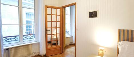 2 quartos, ferros/tábuas de passar roupa, acesso à internet