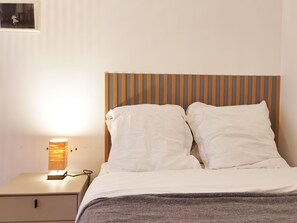 2 室のベッドルーム、アイロン / アイロン台、WiFi (無料)、ベッドシーツ