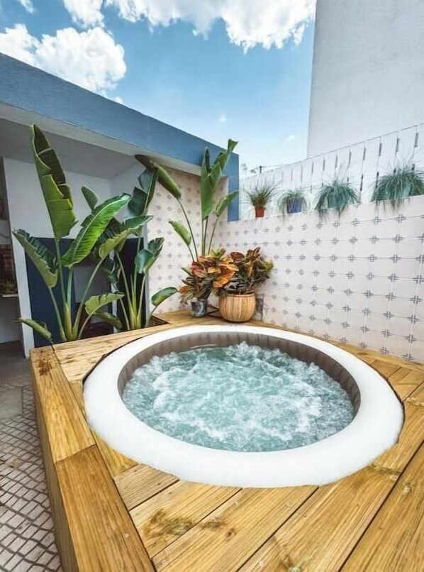 Outdoor spa tub