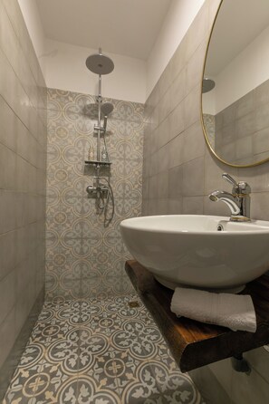 Double or Twin Room | Bathroom | Hair dryer, towels, soap, shampoo - Riad Lamalika (Marrakech)