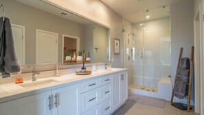Shower, hair dryer, towels, toilet paper - Charming 3-bedroom house in exclusive Trilogy at the Polo Club (Indio)