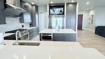 Een koelkast, een microgolfoven, een oven, een kookplaat