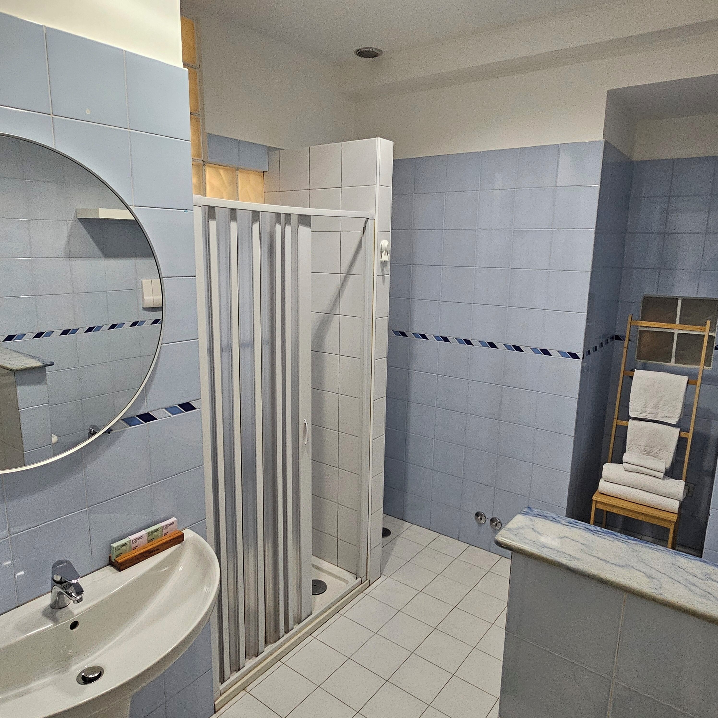 Chambre Double ou avec lits jumeaux, vue ville | Salle de bain