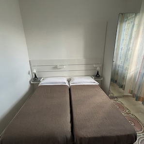 Economy-Doppel- oder -Zweibettzimmer, Stadtblick | Kostenloses WLAN, Bettwäsche