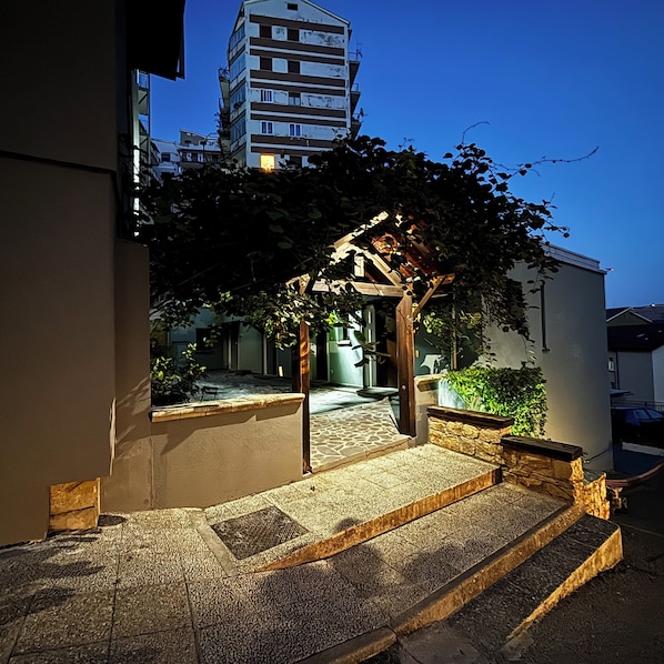Fassade der Unterkunft – Abend/Nacht