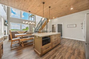 Interior - Smoky Cove Splash: 5-bedroom Pool cabin close to the action of Pigeon Forge (Sevierville)
