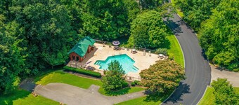 Smoky Cove Splash: 5-bedroom Pool cabin close to the action of Pigeon Forge