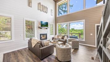 Een smart-tv, een open haard en videogames