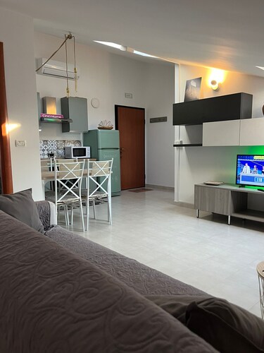 Apartment located a few minutes' drive from downtown, harbor and southern waterfront