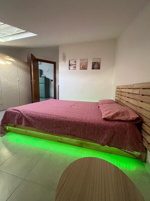 1 bedroom, bed sheets